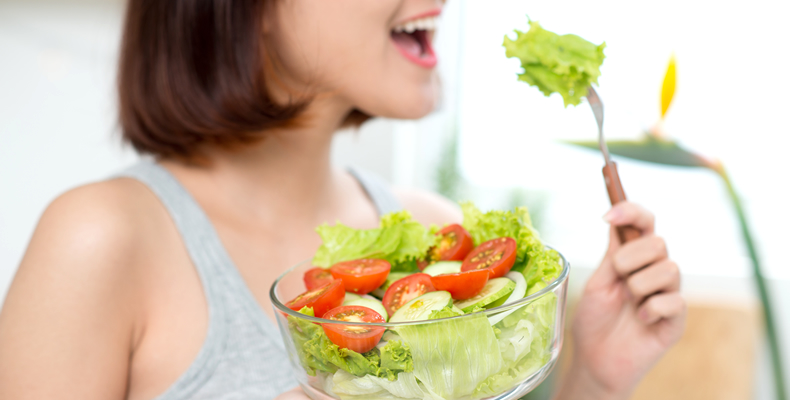 サラダを食べる女性